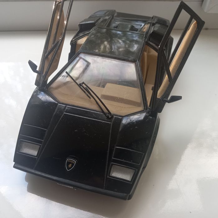 Продам модели машинок.