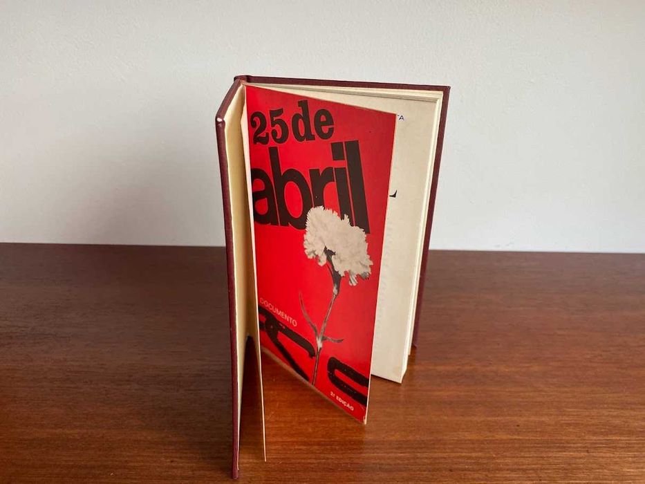 Livro 25 de Abril 2ª edição, encadernado