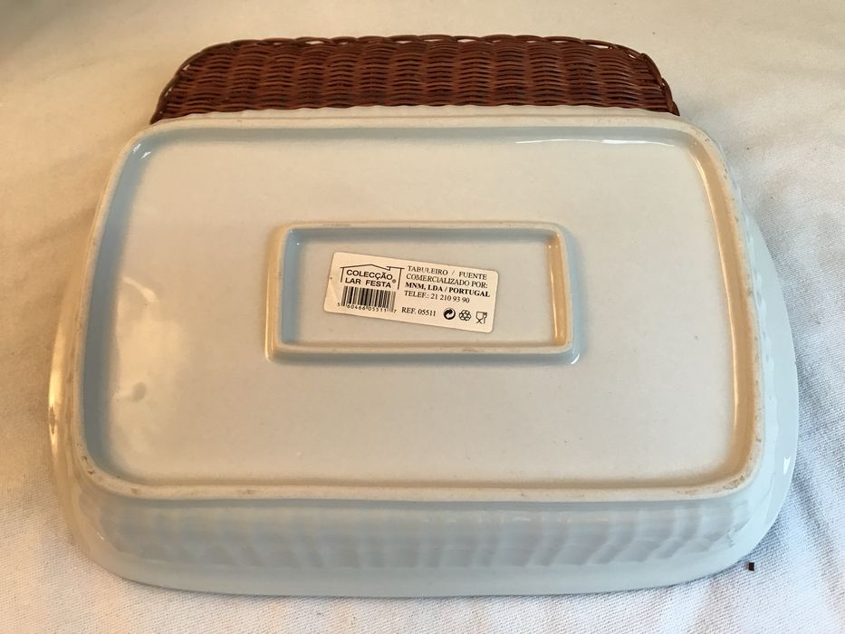 Tabuleiro Porcelana flores c/ Suporte Vime – Colecção Lar Festa