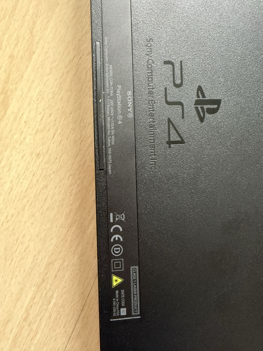 Zamienię/Sprzedam PlayStation 4 FAT 500GB + 2 kontrolery
