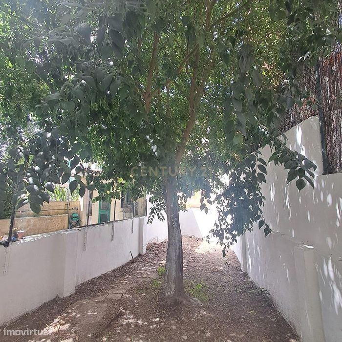 T2 renovado com requinte e logradouro privativo, em ótima zona da Amad