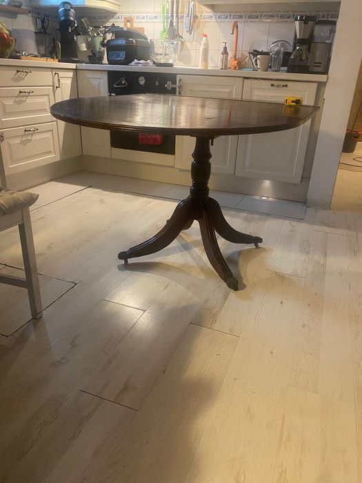 Drewniany rozkładany stół