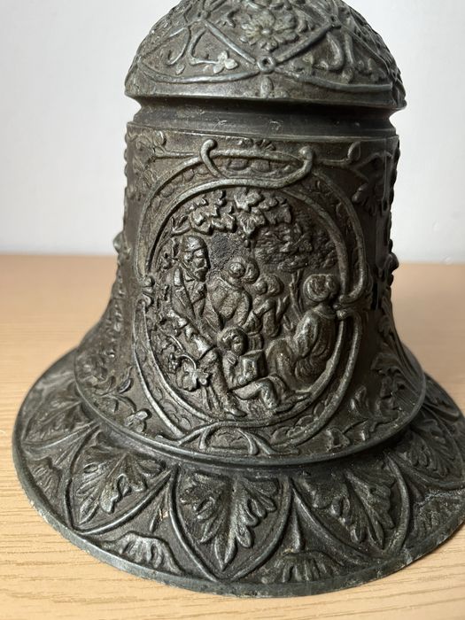 stara polska lampa naftowa stojąca dzwon zdobiona sceny żłobienia