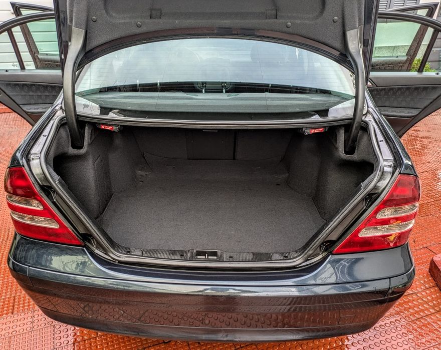 Mercedes-Benz C 220 CDI de 2001 com caixa automática
