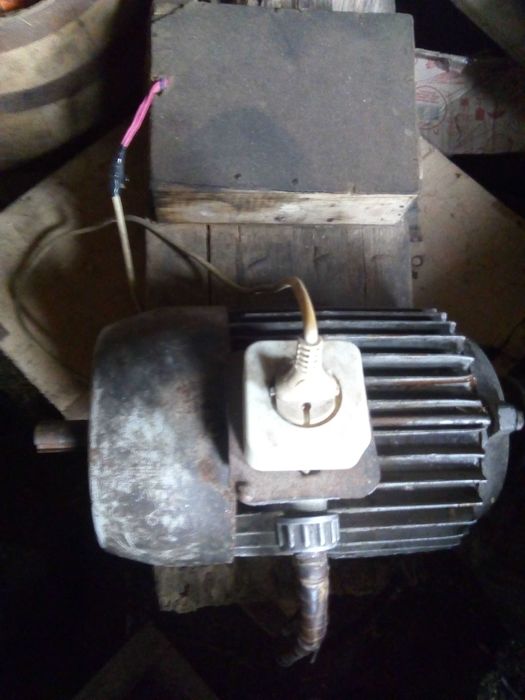 Електричний трьох-фазний мотор.