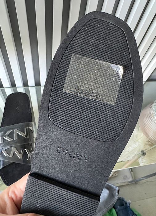 Nowe klapki DKNY Isha