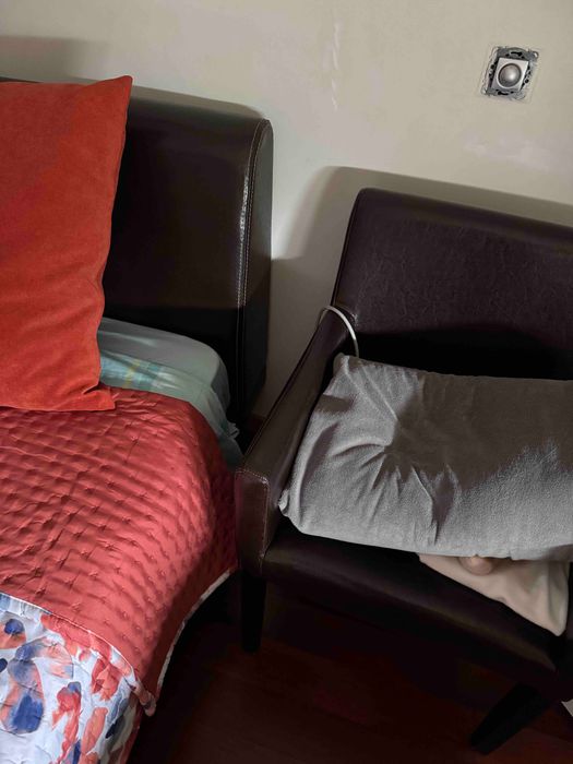 Cama casal revestida a couro natural com mesinha apoio oferta