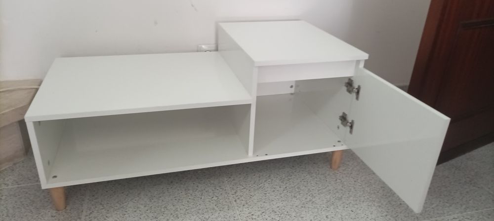 Mesa lateral em perfeito estado.