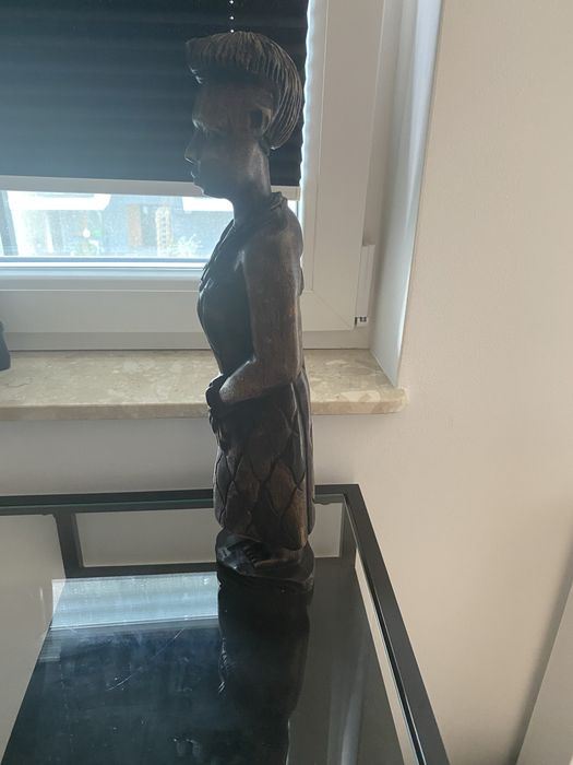 Figurka z ciemnego drewna
