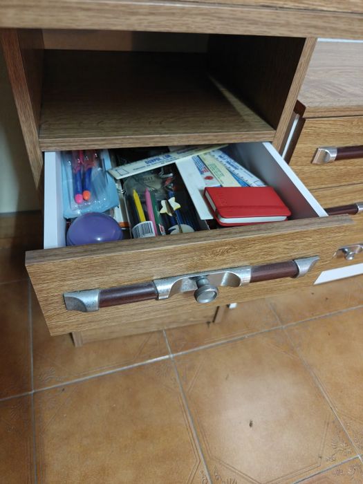 Secretária e módulo de gavetas