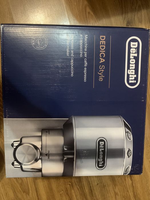 Продам кавоварку ріжковуDelonghi EC 685.BK( Нова)