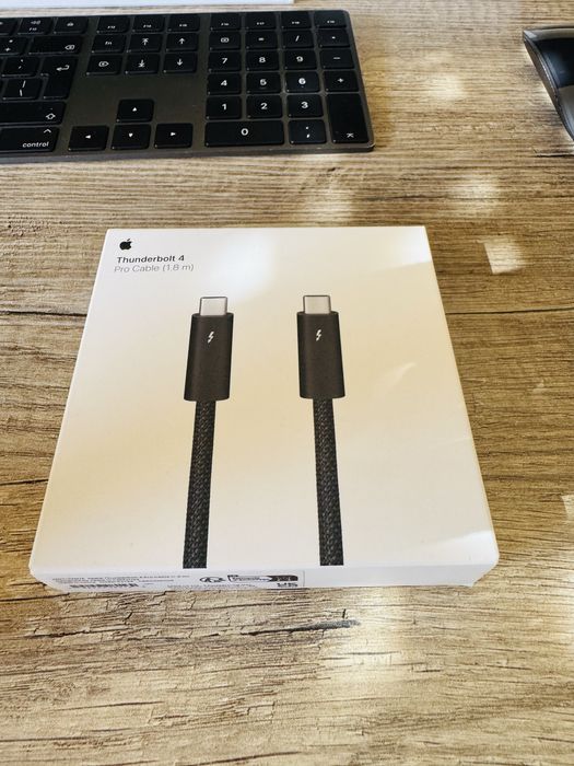 Thunderbolt 4 Pro 1.8m