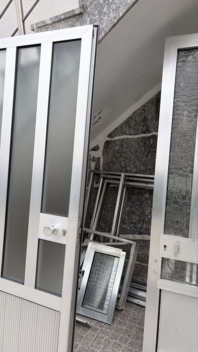 3 portas 7 janelas 2 portas de sacada tudo com aros