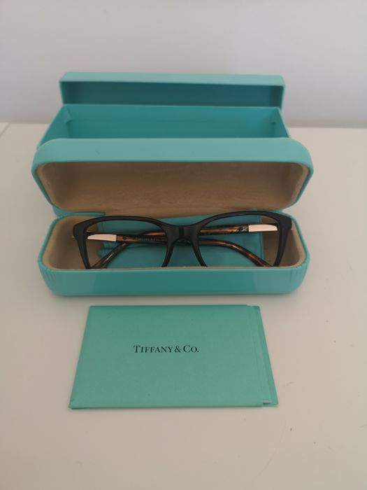 Armações de Óculos de sol ou graduados.