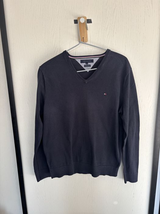 Granatowy sweterek w serek meski tommy hilfiger