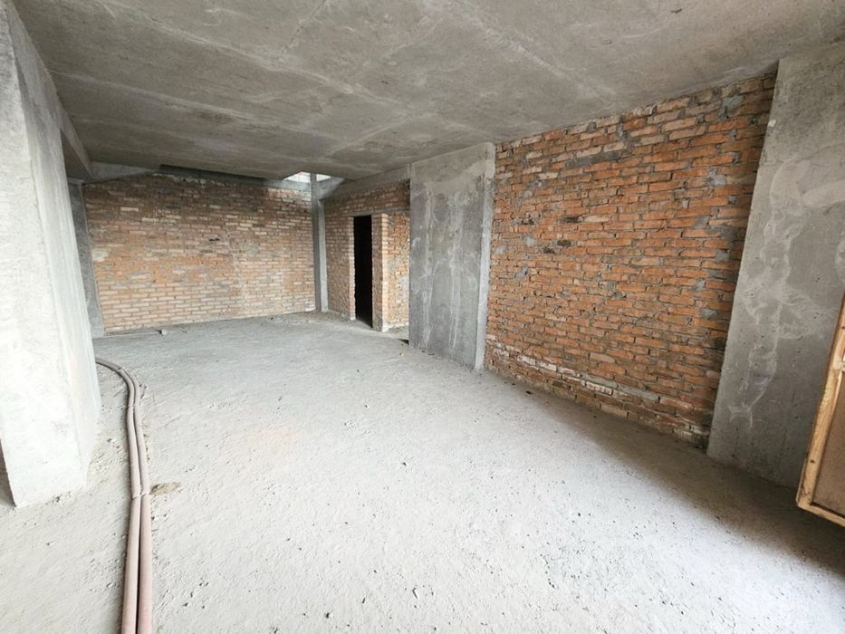 Продажа б/к 5 к.дворівневої кв. 175,5 кв.м. по вул. А.Ахматової, 13-Д