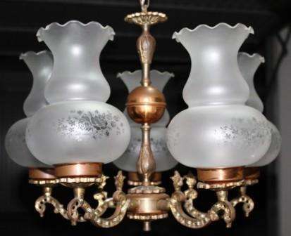 Candeeiro de teto com mais de 70 anos