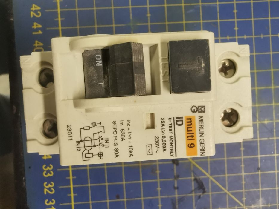 Vários dijuntores tudo 30 €