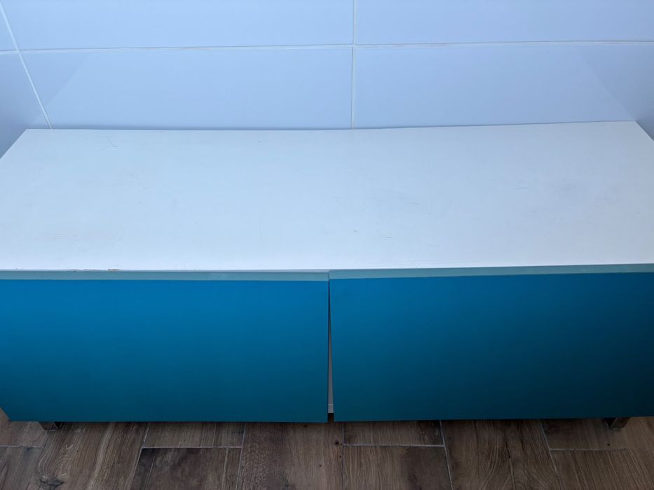 Móvel baixo de arrumação branco e azul – 2 portas