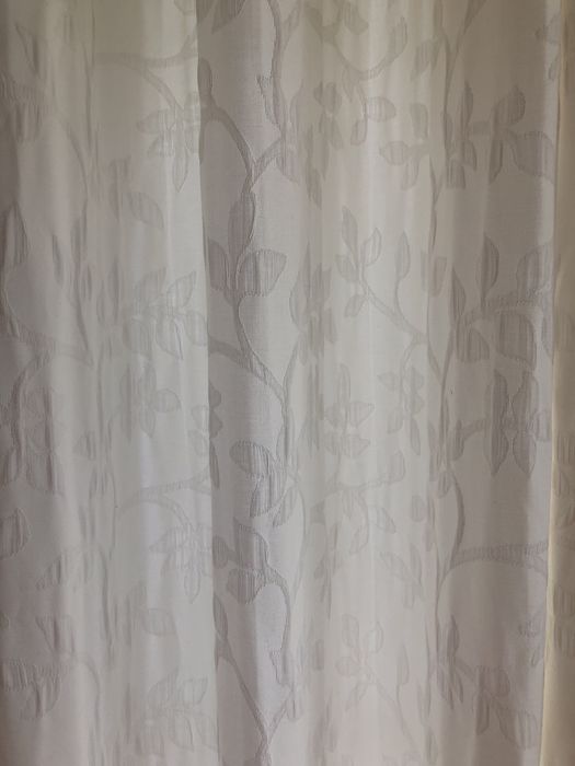 Cortinados beges e estampados 2x2 semi-opacos
