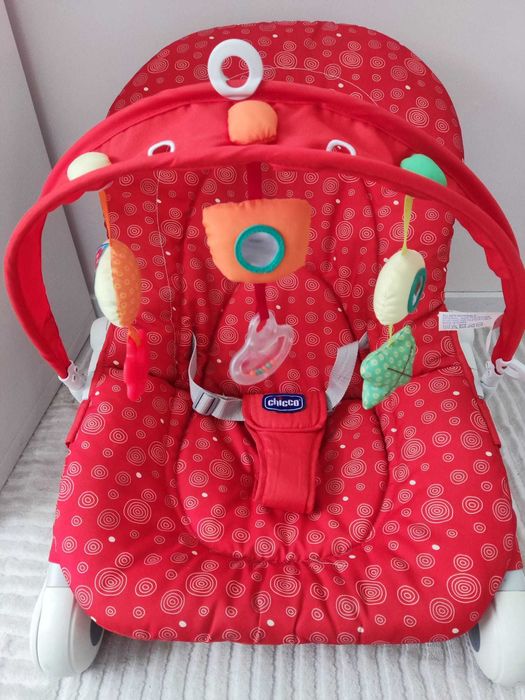 Cama bebé, marsúpio, cadeira de baloiço e extrator de leite elétrico