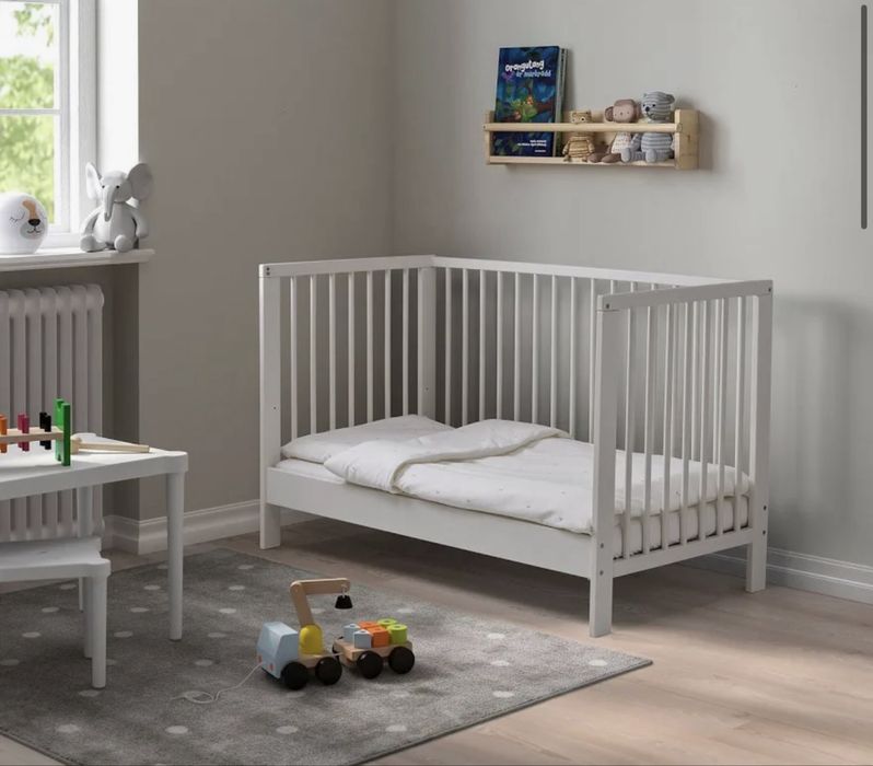 Cama grades IKEA  com colchão de molas e protetor de colchão