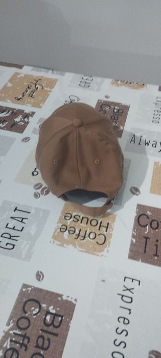 Boné castanho da Kiabi