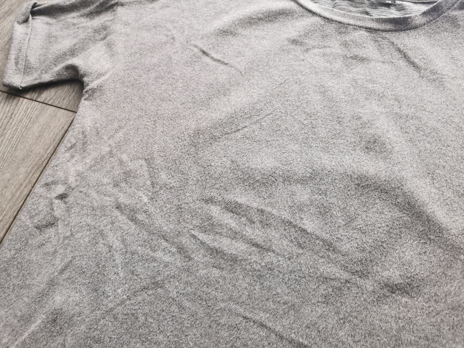 Pluszowy szary sweter sweterek