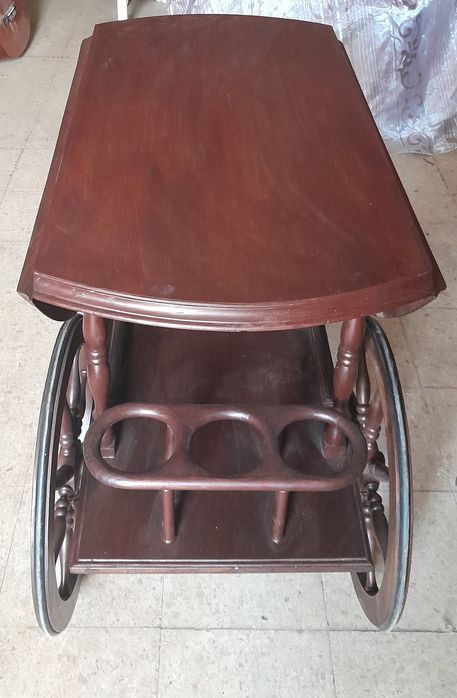 Carrinho bar em madeira.