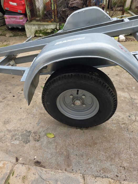 Reboque com tranca e rampa