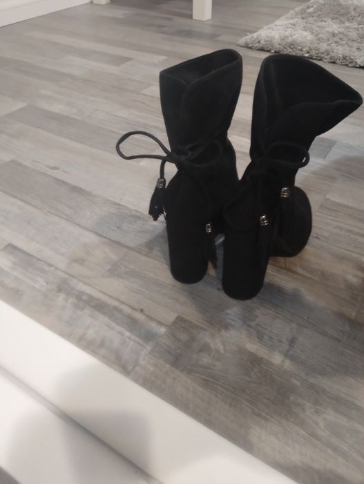 Botki Vices na słupku