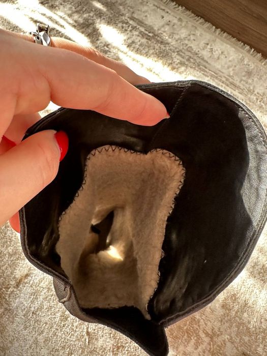 Продаються високі черевики