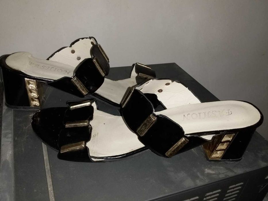 Продам шлепанцы б/у,  по стельке 25 см, цена 350грн.