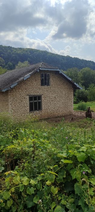 Будинок на березі річки Дністер