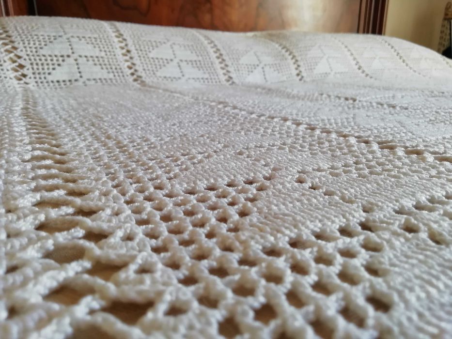 Colcha em CROCHÊ feita a mão (Cama de casal)