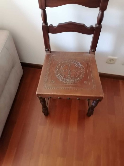 4 cadeiras vintage de sala de jantar em madeira e assento de couro