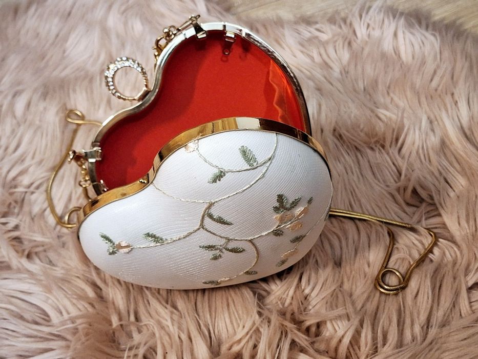 Сумка сердце клатч каркасная минодьер с вышивкой и кольцом стразами