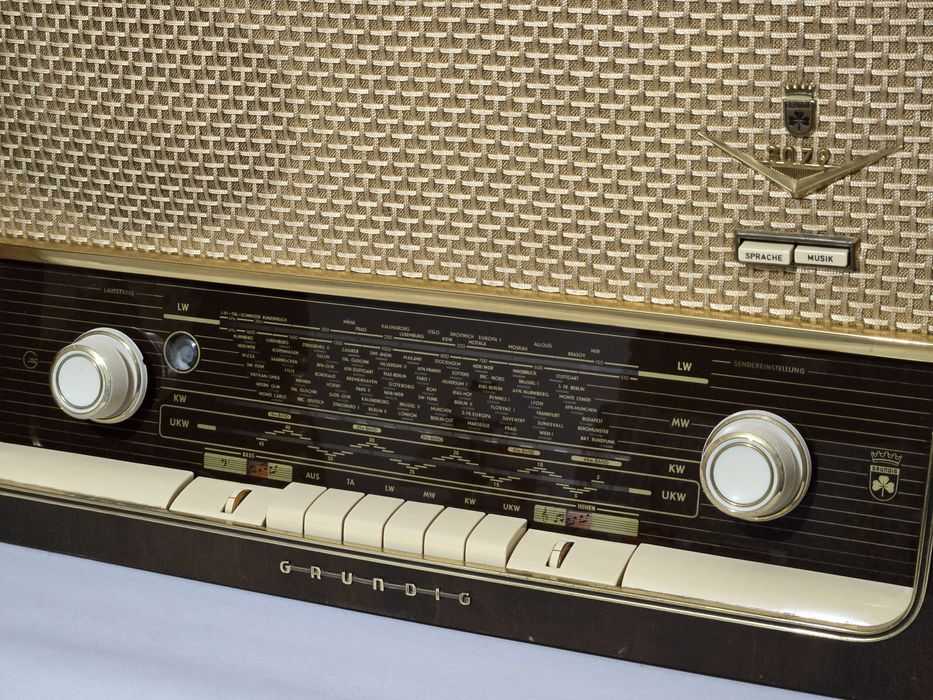 Rádio antigo com gira discos reparado Grundig