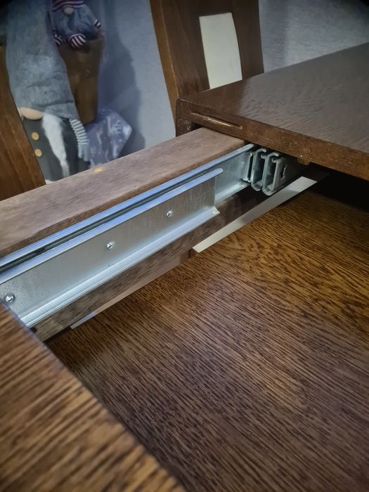 Stół drewniany z krzesłami