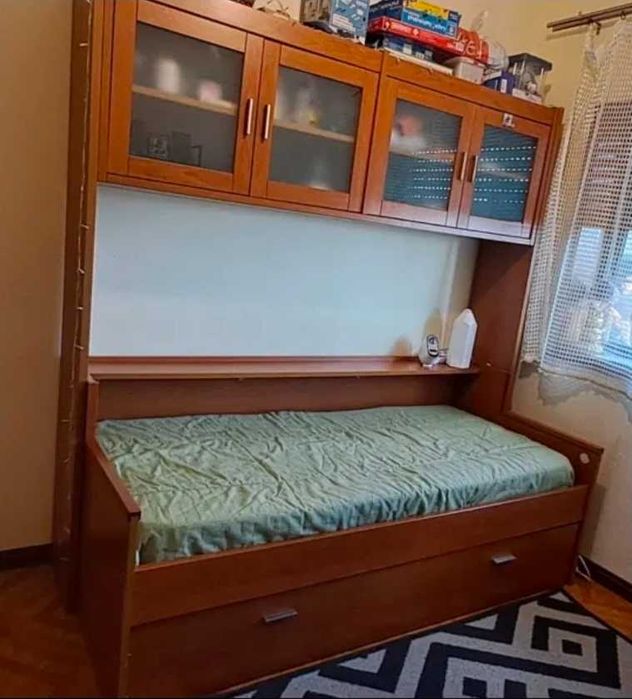Cama dupla com armários e colchoes, usada mas em bom estado.