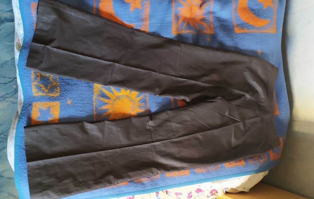 Połyskujące spodnie z szerokimi nogawkami