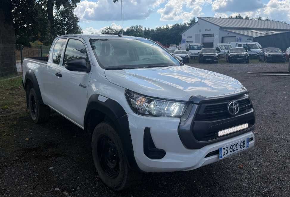 Разборка Toyota Hilux бампер комплектний