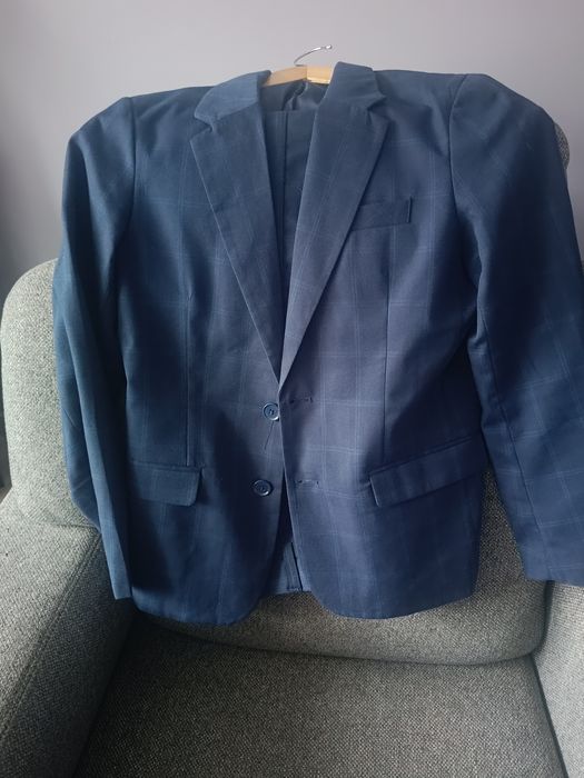 Granatowy garnitur w kratę