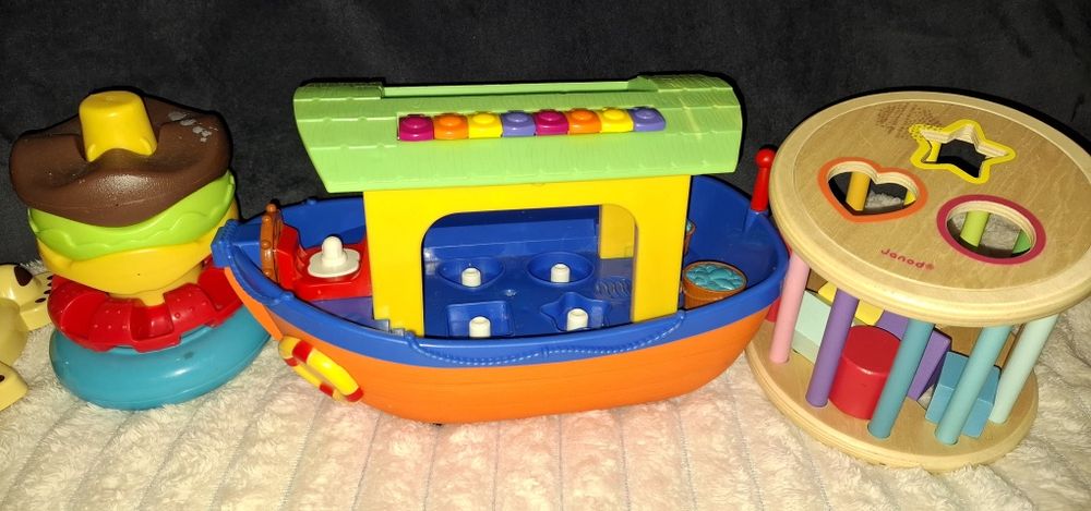 Большой пакет/коробок развивающих игрушек ,погремушек,fisher price