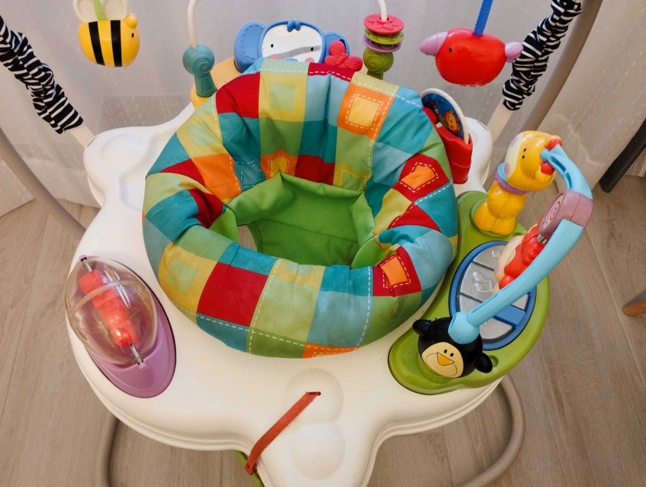 Saltador com atividades para bebés da Fisher Price