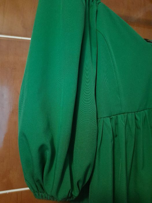 Гарненька сукня-міді