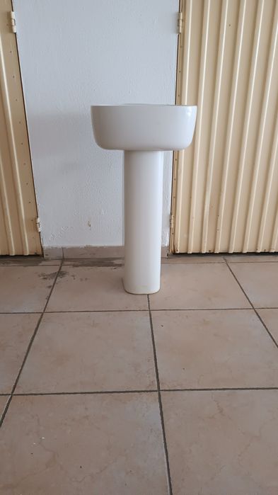 Lavatório com pé