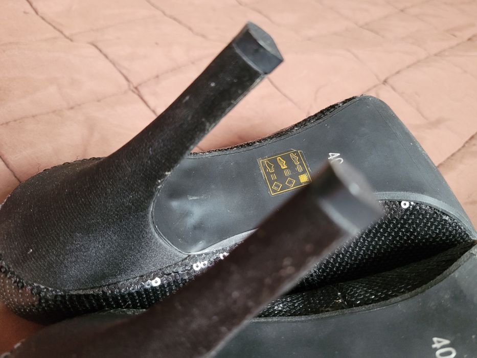 Czarne szpilki z cekinami 40