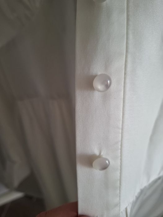 Святкова біла сукня та туфлі