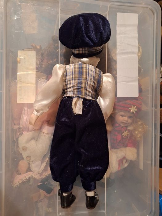 Lalka z porcelanowa chłopiec